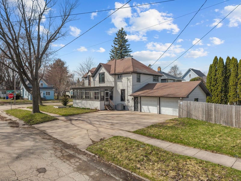 1102 Division St, Appleton, WI 54911