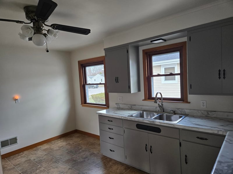 927 Sherry St, Neenah, WI 54956