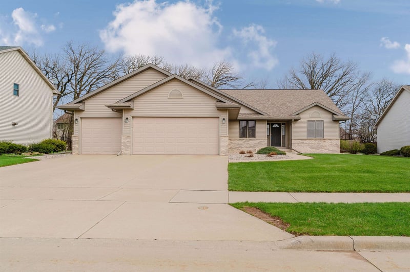 3120 Mockingbird Way, Oshkosh, WI 54904-6354