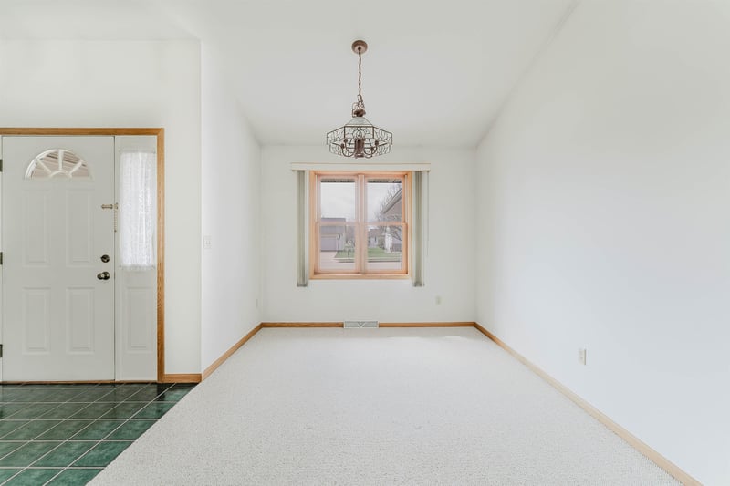 3120 Mockingbird Way, Oshkosh, WI 54904-6354