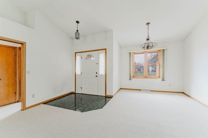 3120 Mockingbird Way, Oshkosh, WI 54904-6354