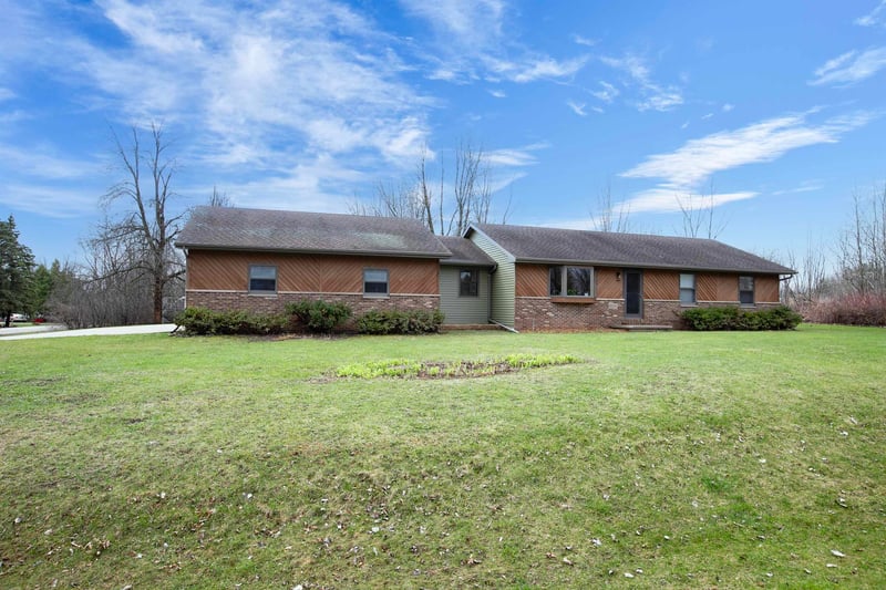 8599 Winncrest Rd, Neenah, WI 54956
