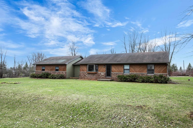 8599 Winncrest Rd, Neenah, WI 54956