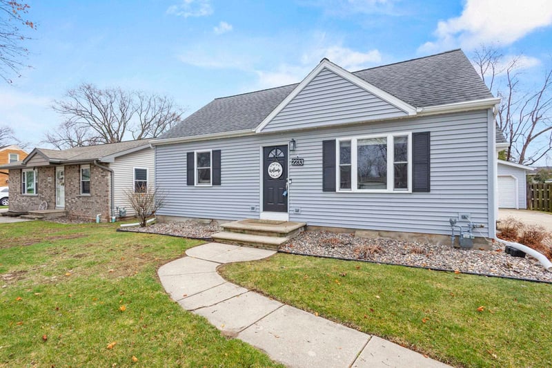 2233 Magnolia Ln, Green Bay, WI 54304