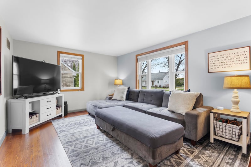 2233 Magnolia Ln, Green Bay, WI 54304