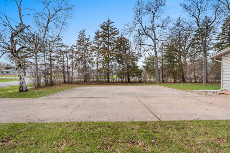 3040 Sheldon Dr, Oshkosh, WI 54904