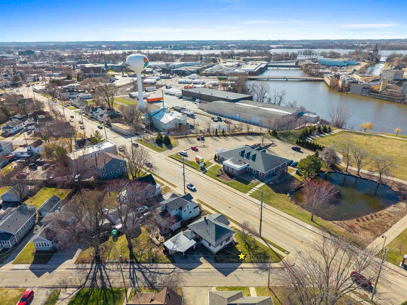 421 Ahnaip St, Menasha, WI 54952