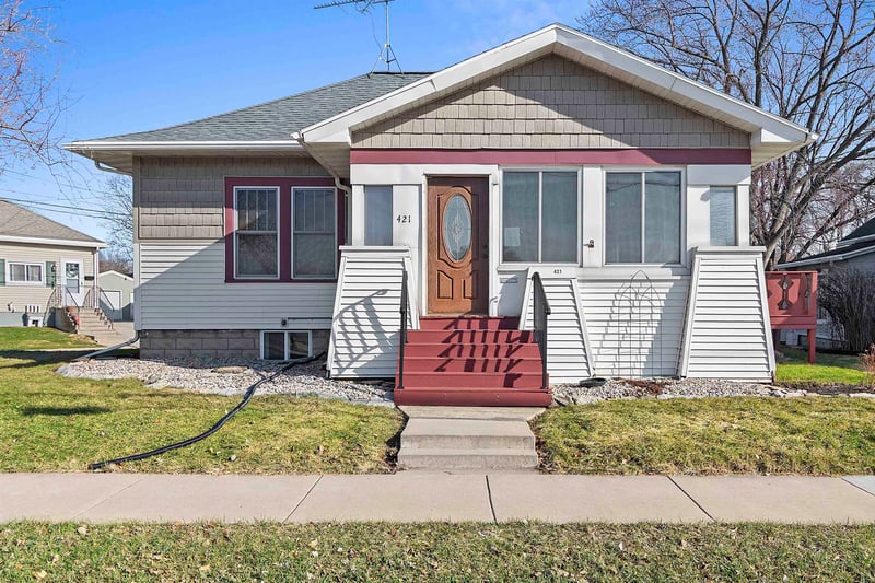 421 Ahnaip St, Menasha, WI 54952