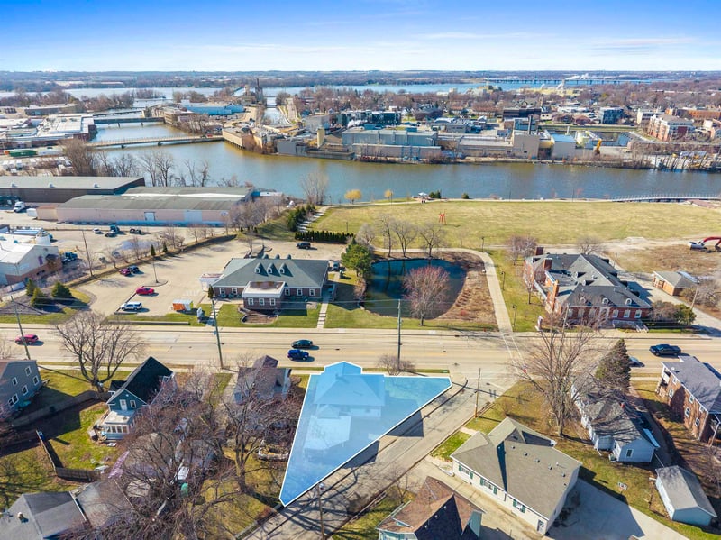 421 Ahnaip St, Menasha, WI 54952