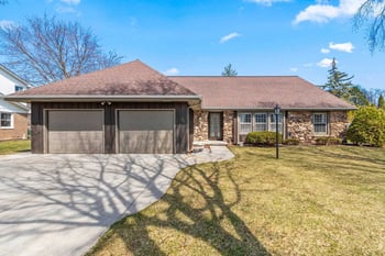 607 Ridgeview Ct, Green Bay, WI 54301-1439