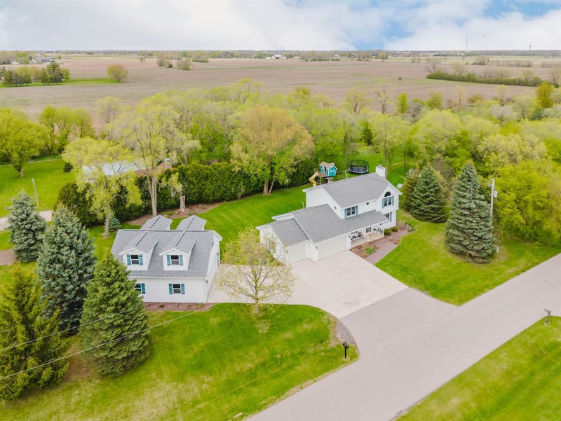 1966 Sky Ranch Ave, Oshkosh, WI 54904-7035