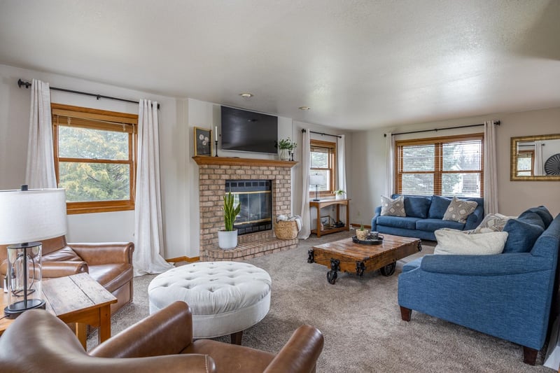 1966 Sky Ranch Ave, Oshkosh, WI 54904-7035