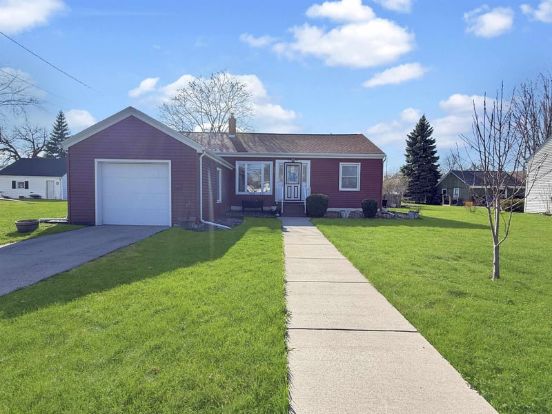 613 Sawyer St, Oshkosh, WI 54902