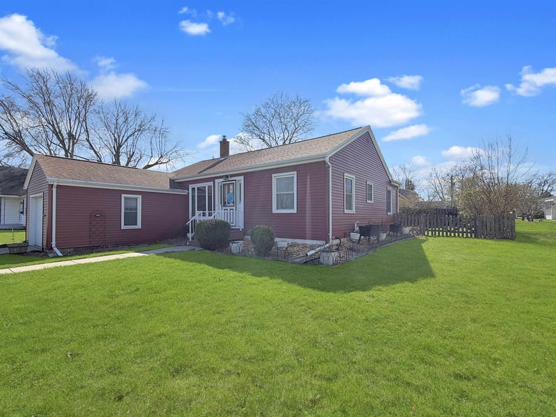 613 Sawyer St, Oshkosh, WI 54902