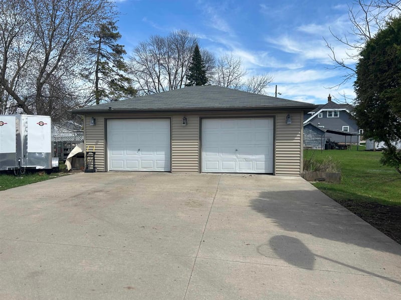 637 State St, Menasha, WI 54952-2343