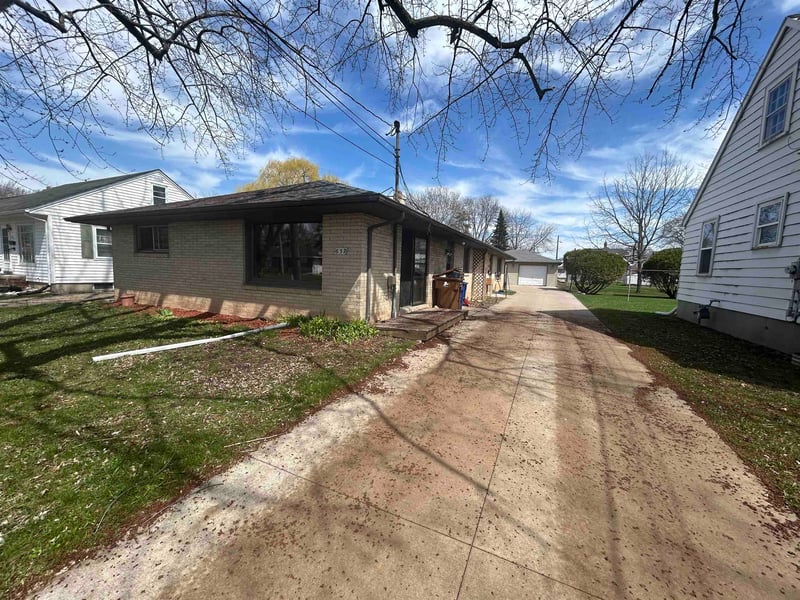 637 State St, Menasha, WI 54952-2343