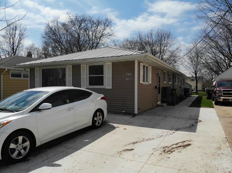 744 Warsaw St, Menasha, WI 54952-2352