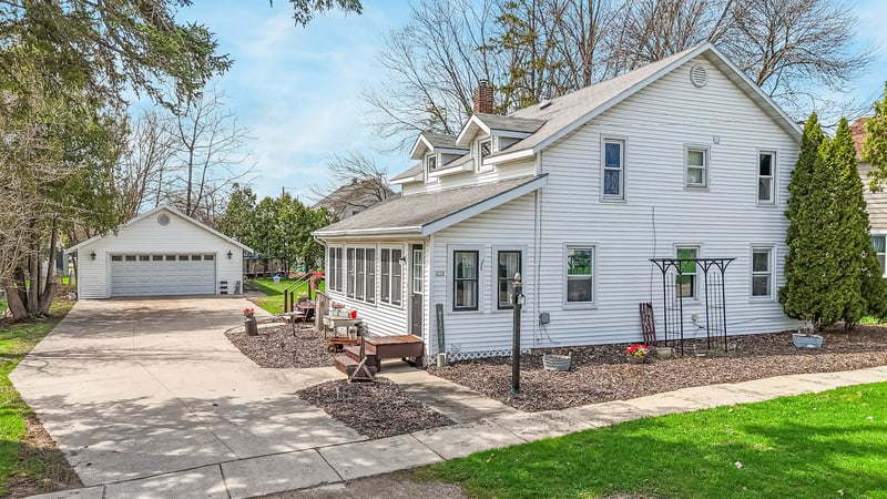 210 4th St, Winneconne, WI 54986
