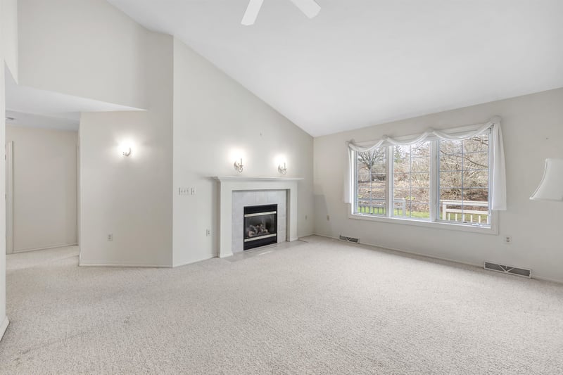 439 Woodfield Dr, Green Bay, WI 54313-9564