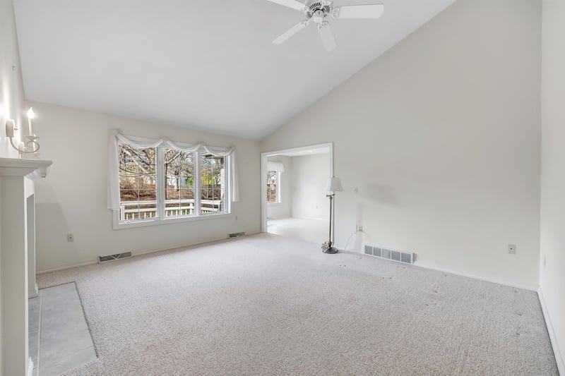 439 Woodfield Dr, Green Bay, WI 54313-9564