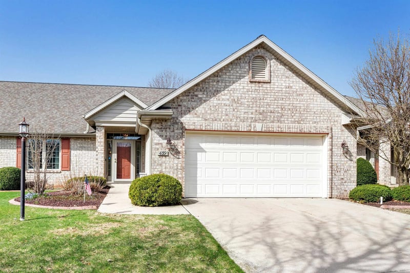 439 Woodfield Dr, Green Bay, WI 54313-9564