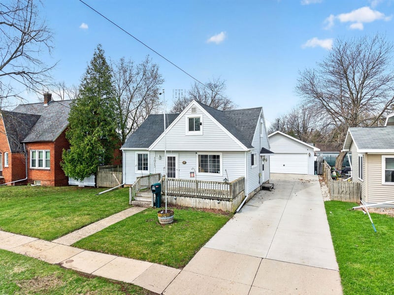 1013 Harrison St, Neenah, WI 54956-3117