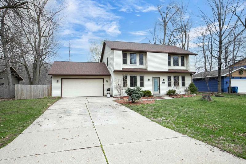 720 Indianwood Ct, Neenah, WI 54956