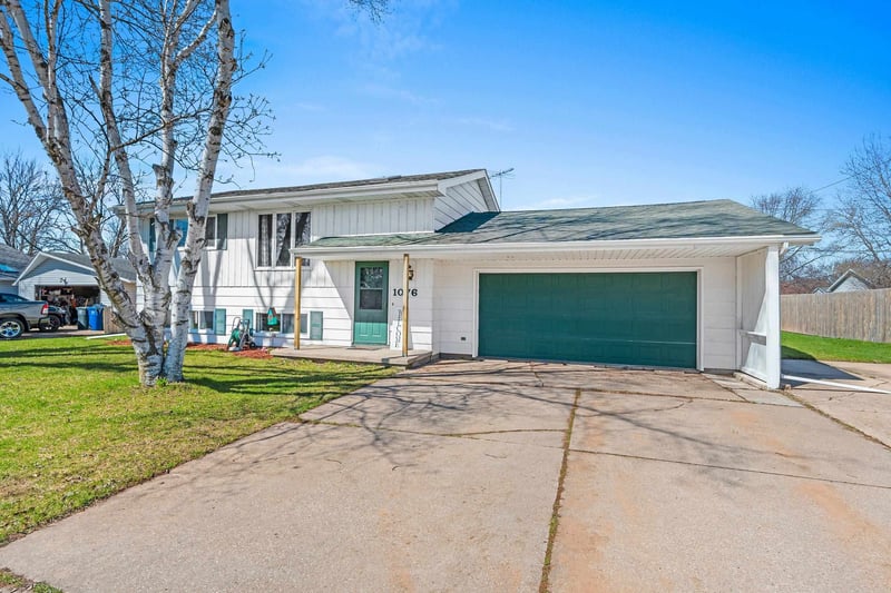 1076 Goss Ave, Menasha, WI 54952-1662