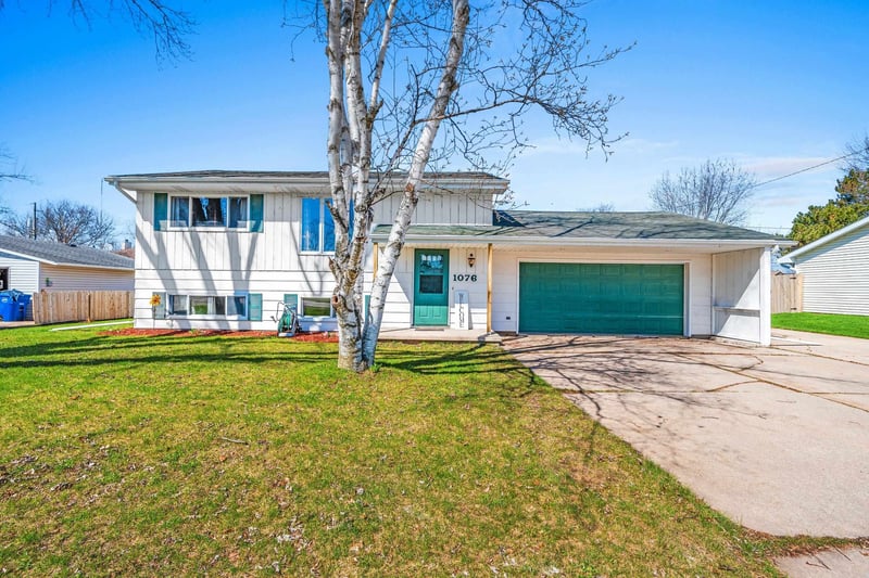 1076 Goss Ave, Menasha, WI 54952-1662