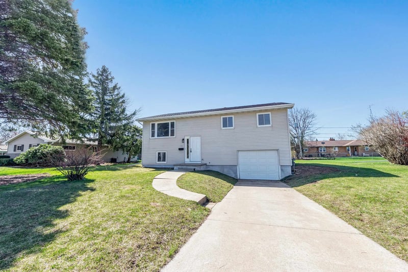 1521 Bismarck Ave, Oshkosh, WI 54902