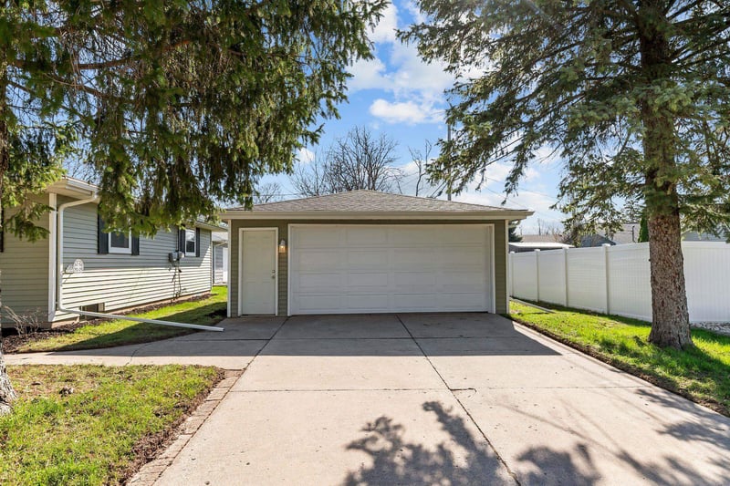 1031 Roberts Ave, Appleton, WI 54914-2620