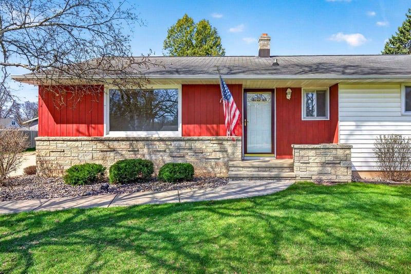 1276 Irish Rd, Neenah, WI 54956