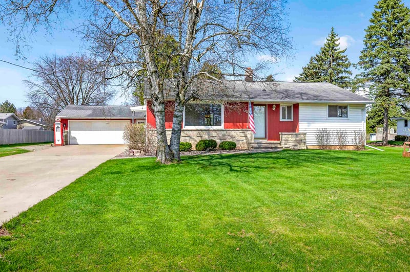 1276 Irish Rd, Neenah, WI 54956