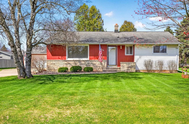 1276 Irish Rd, Neenah, WI 54956