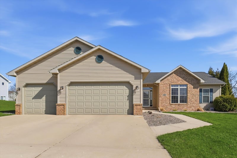 412 Harvest Hill Dr, Denmark, WI 54208