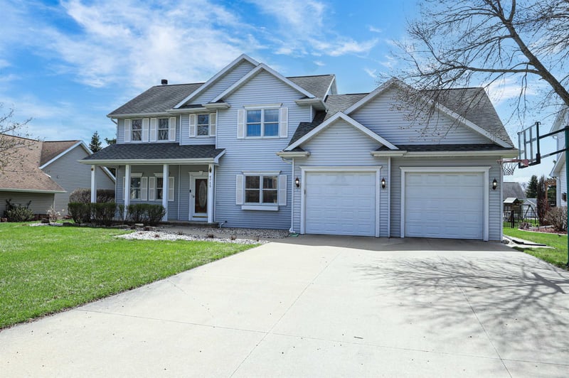 4715 Grand Meadows Dr, Appleton, WI 54914