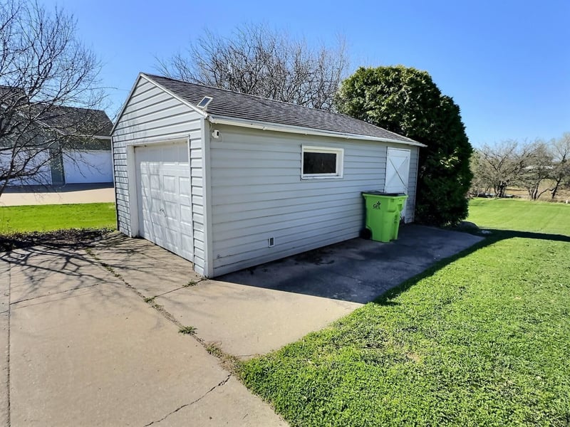 1785 Crown Dr, Oshkosh, WI 54904