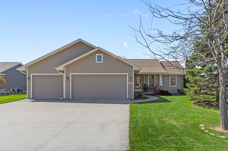 W6181 Sherwood Point Dr, Greenville, WI 54942