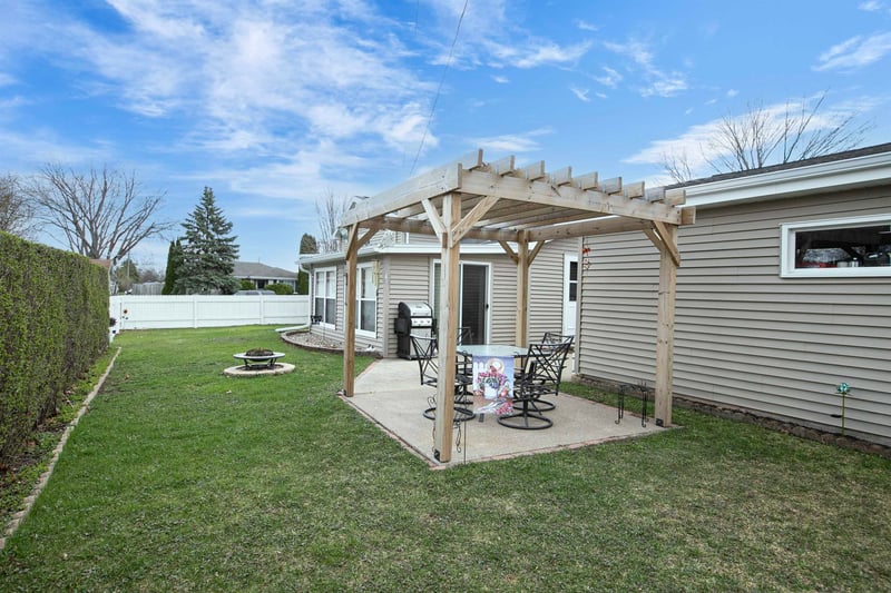 1021 Apple Blossom Dr, Neenah, WI 54956