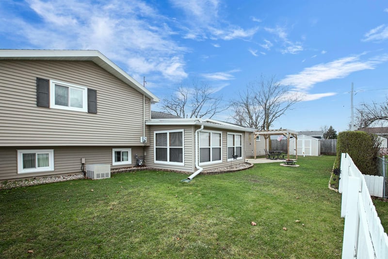 1021 Apple Blossom Dr, Neenah, WI 54956