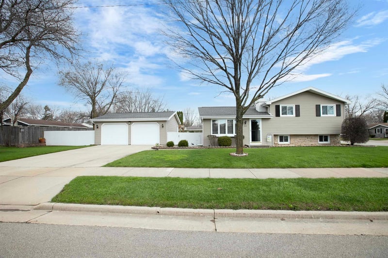 1021 Apple Blossom Dr, Neenah, WI 54956