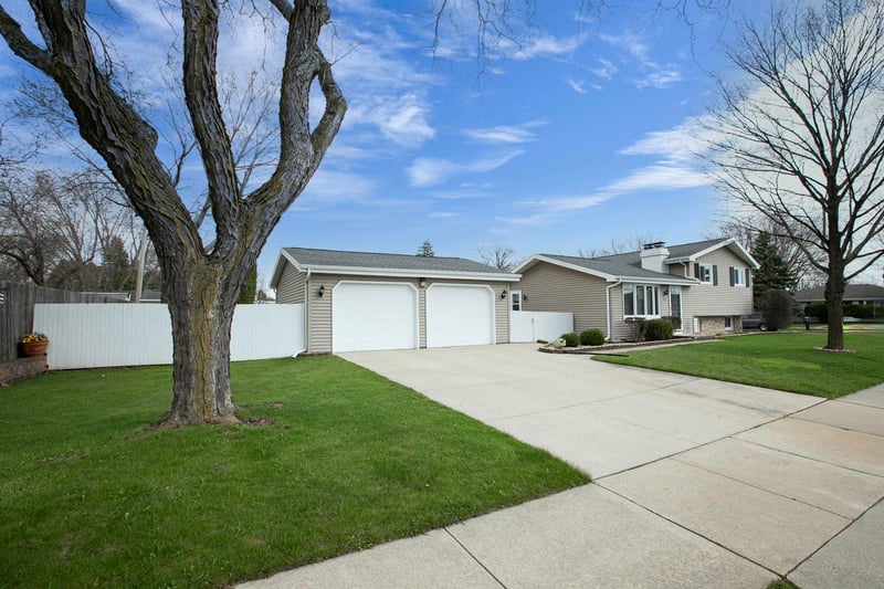 1021 Apple Blossom Dr, Neenah, WI 54956