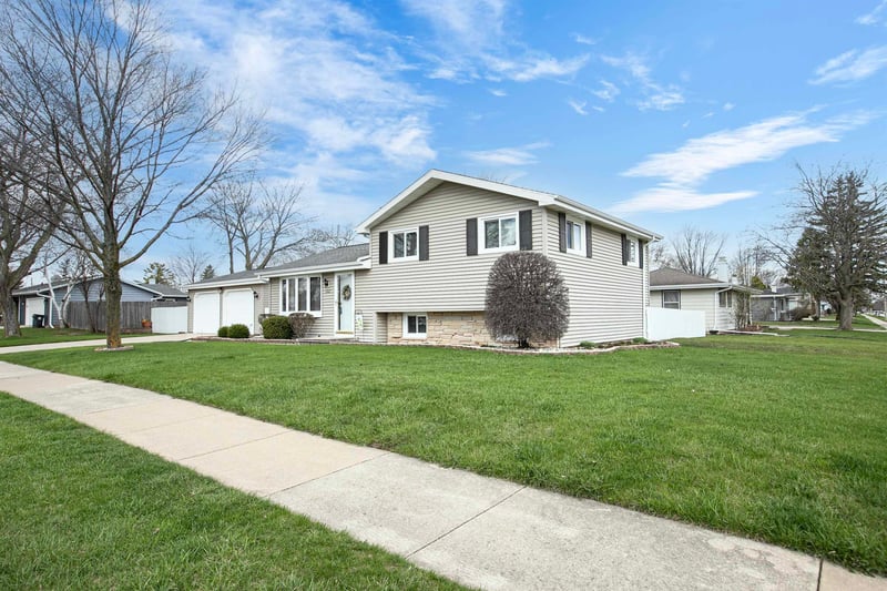 1021 Apple Blossom Dr, Neenah, WI 54956