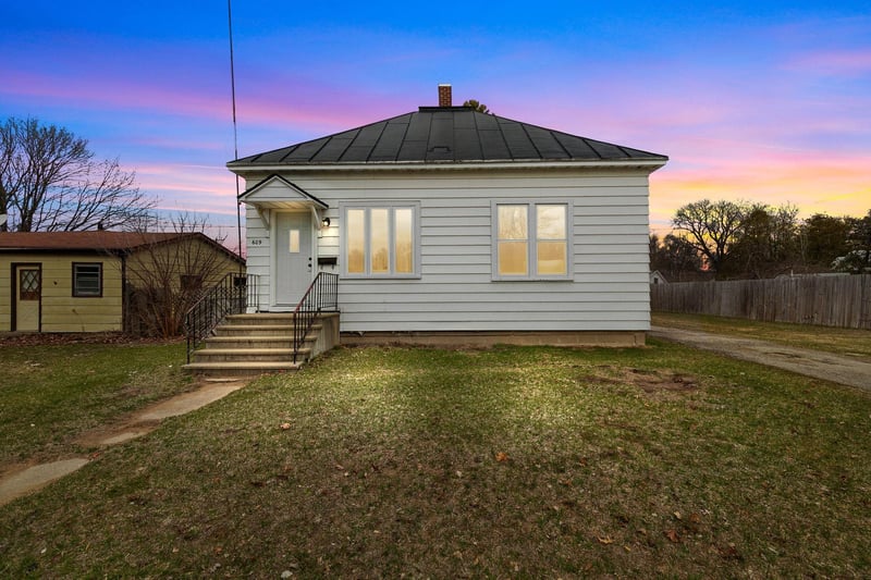 609 5th St, Oconto, WI 54153