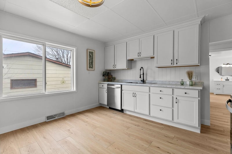 609 5th St, Oconto, WI 54153