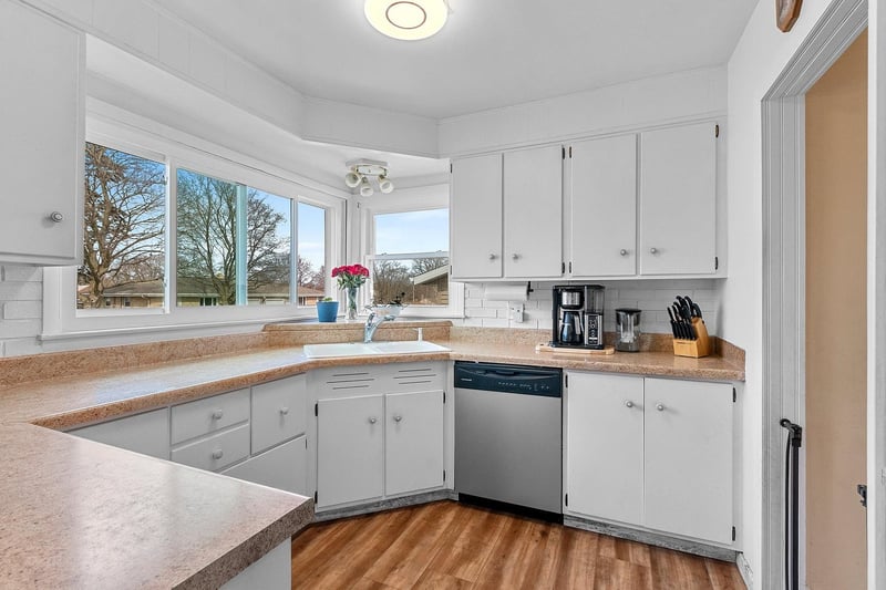 1295 Hickory Hill Dr, Green Bay, WI 54304