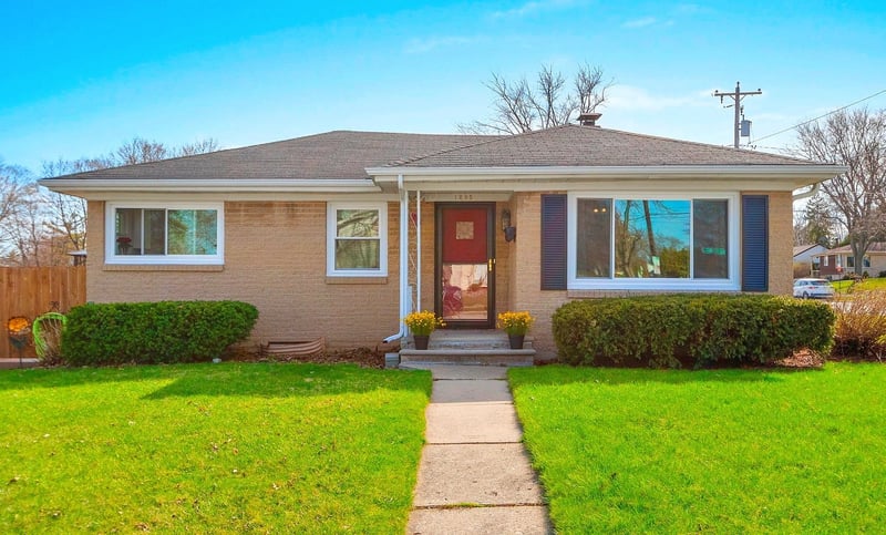 1295 Hickory Hill Dr, Green Bay, WI 54304