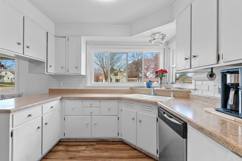 1295 Hickory Hill Dr, Green Bay, WI 54304