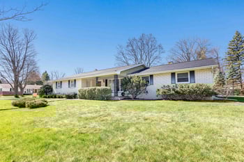 1715 Beaver Dam Dr, Green Bay, WI 54304-2003