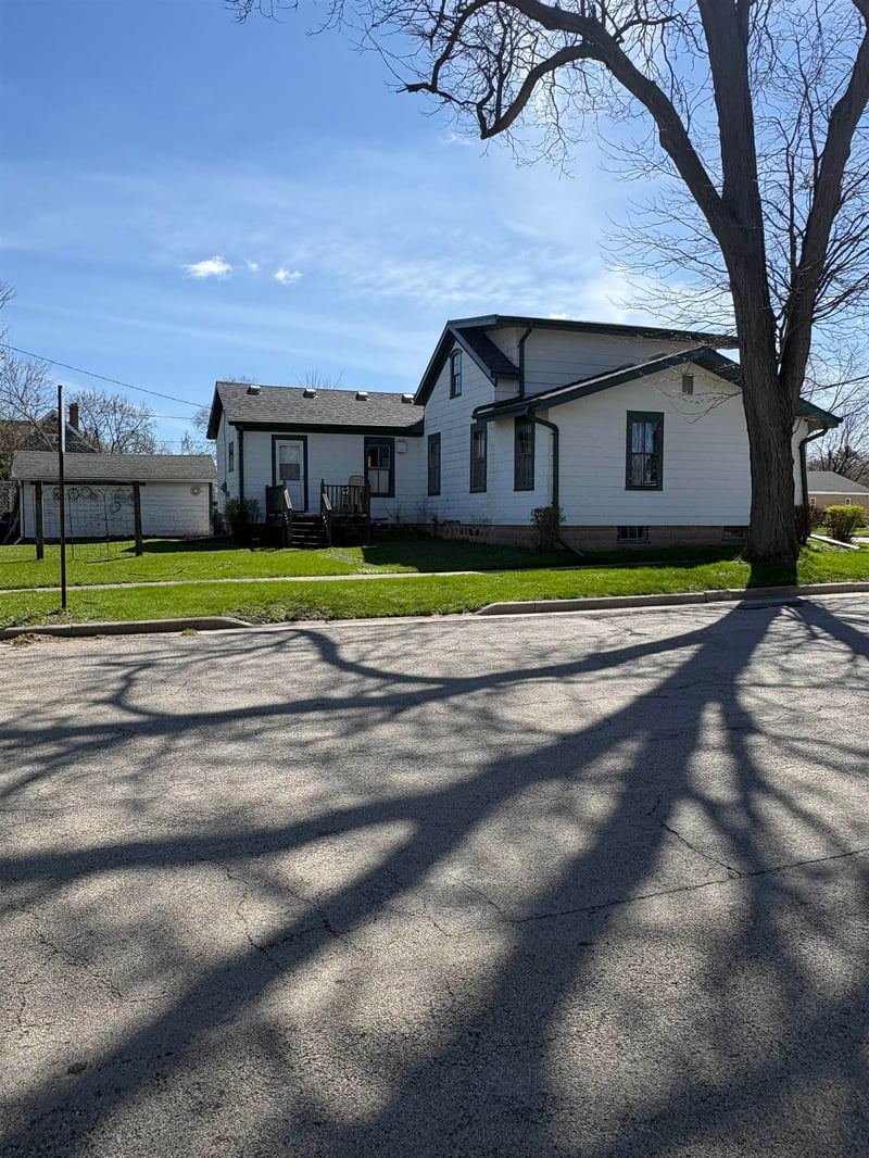 233 Larrabee St, Omro, WI 54963